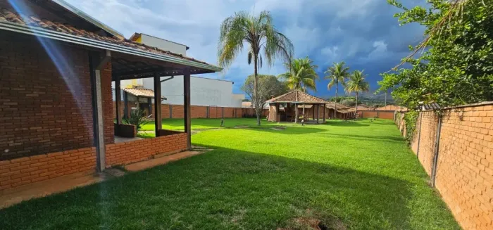 Casa 3 Quartos + Edícula e Quiosque no Centro - Delfinópolis/MG