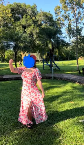 Vestido floral com fenda