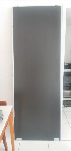 Porta de guarda roupa de correr usada.