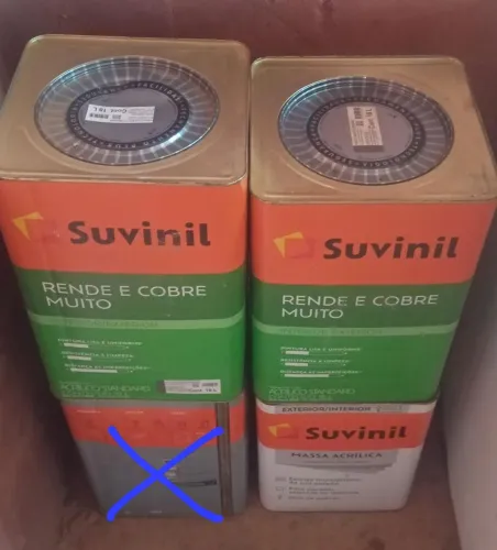 Latas de tinta e massa acrílica