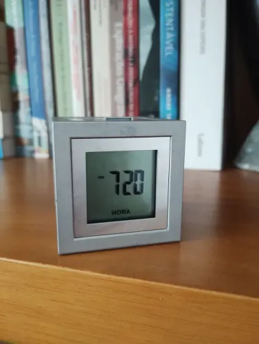 Relógio digital para mesa