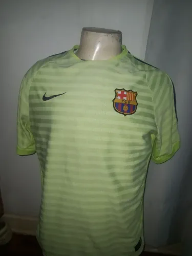 Camiseta treino Barcelona - modelo 2015 Tamanho G usada