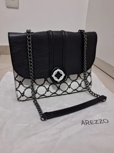Bolsa Arezzo com alça de corrente