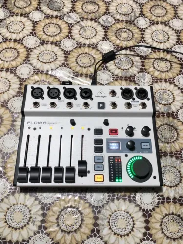 Mesa de Som Behringer Flow 8 - usado