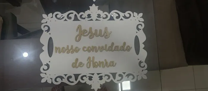Placa casamento Jesus nosso convidado de honra e Lá vem a noiva, ela está linda!