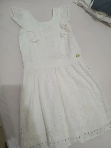Vendo vestidos branco de laise veste 6 anos.