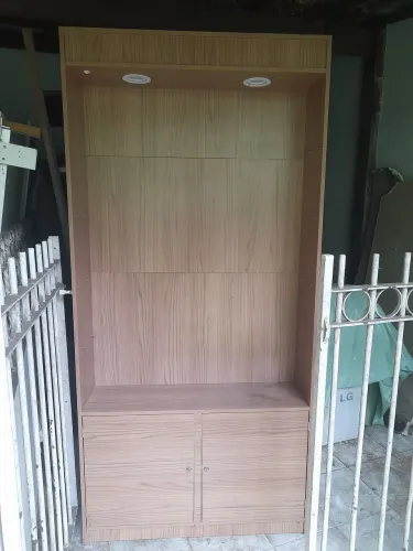 Armário expositor em MDF 15mm na cor amadeirado