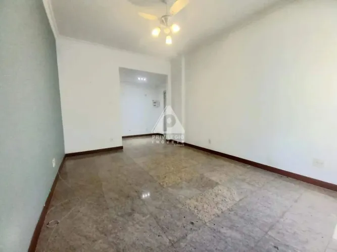 Apartamento à venda Glória. Próximo ao Metrô. Reformado. 3 Quartos!