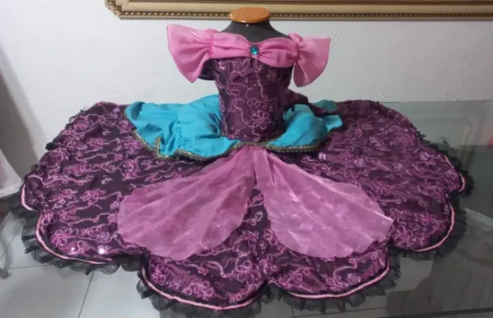 FANTASIA INFANTIL PRINCESA ALEXA, VESTIDO ROXO C/ AZUL E ROSA, GLITERIZADA. TAM (M) 12ANOS