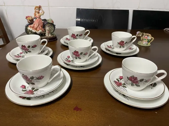 Jogo de Chá com 18 Peças em porcelana England- Flores