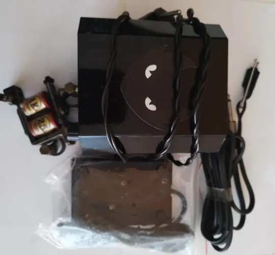 Máquina artesanal de tatuagem com fonte e pedal