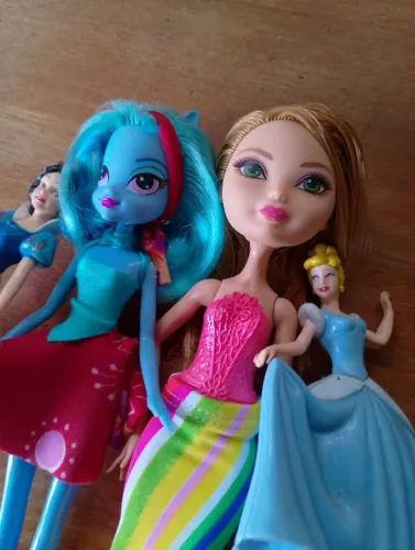 Lote 4 bonecas: Trixie my little pony, Ashlynn Ella ever after high e princesas Disney
