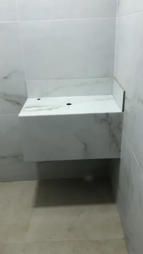 Pedreiro azulejista.