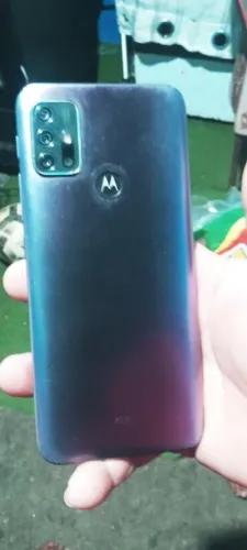 Vendo um celular moto g30 128 giga tela trincada mais todo bom pega td