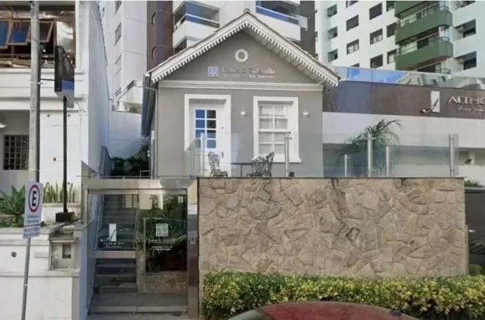 Locação | Casa com 47 m², 2 quartos, varanda e 2 vagas - Centro, em Florianópolis.