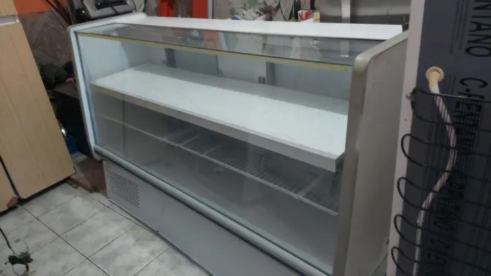 Balcão com três parteleiras Refrigeração 220w com rodas.