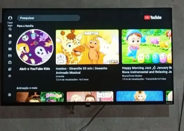 Vendo essa TV ela é smart está nova