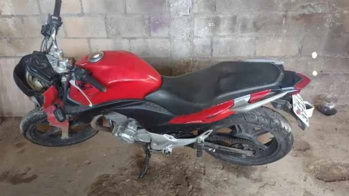 Motocicleta com média monta