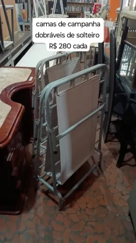 Cama de campanha dobrável de solteiro com estrutura metálica