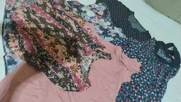 Cinco blusas femininas tamanho P -  por 30,00