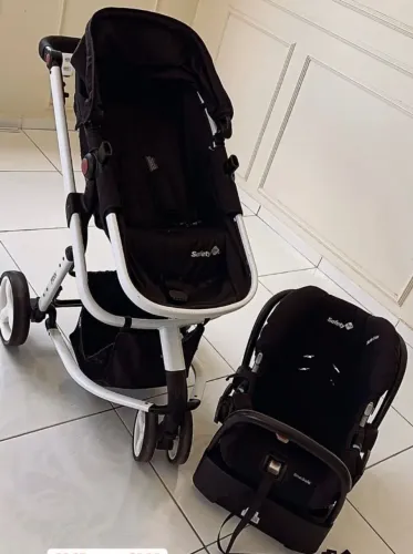 Carrinho de bebê com bebê conforto