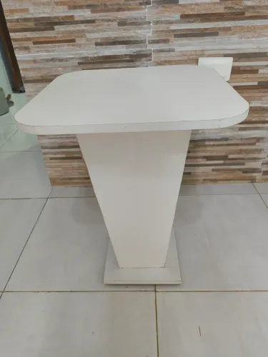 Suporte de madeira branco