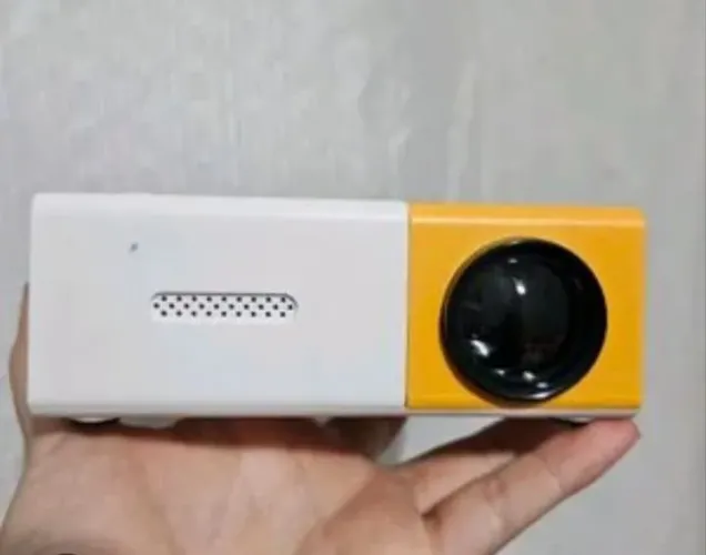 Mini projetor portátil usado
