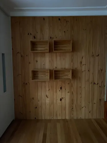 Painel de madeira com 4 nichos