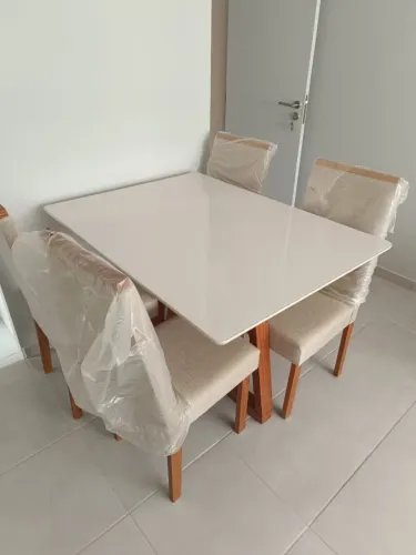 Mesa de jantar com 4 cadeiras nova