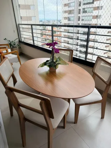 Mesa oval com 4 cadeiras