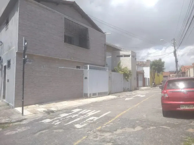 Sobrado para venda possui 150 metros quadrados com 6 quartos em Tauape - Fortaleza - CE