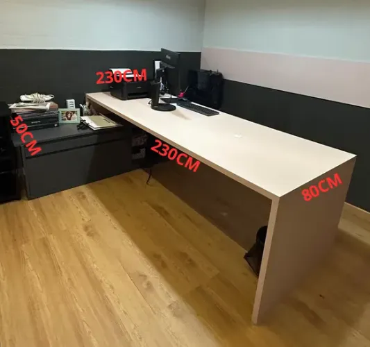 Mesa de escritório com gavetas e arquivo