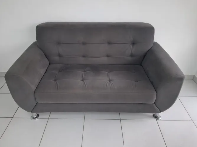 Sofá tecido suede moderno 2 lugares pés galvanizados