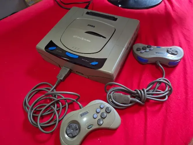 Sega Saturn HST-3200 - Console raro - Modelo VA0 - Dois Controles - Jogo