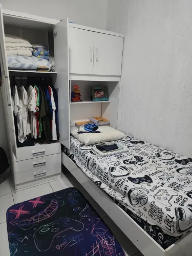 Guarda roupa com cama + Colchão