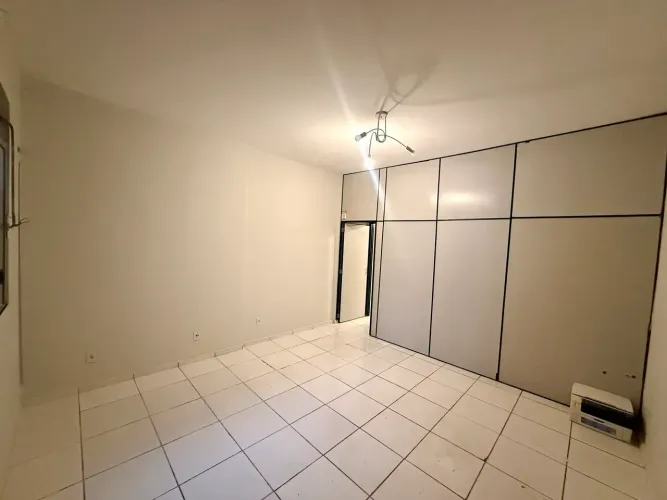 Sala com antesala e banheiro, Ed Maletta, clara e arejada, andar alto, frente elevadores.