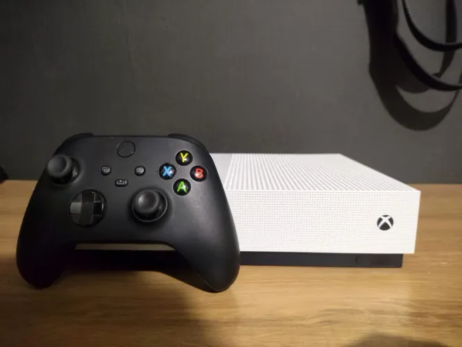 XBOX ONE S - 1TB + CONTROLE XBOX SERIES