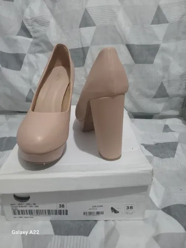 2 sapatos novos na caixa número 38 ,R$140 os 2 ou R$70 cada