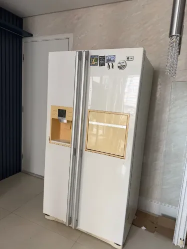 Geladeira LG side by side com dispense de água e gelo