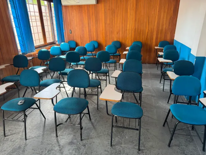 Conjunto Carteira + Cadeira C/ Porta Livro P/ Escola/cursos/Universidades