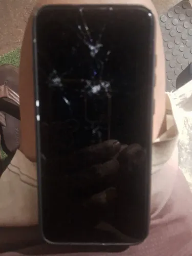Um celular Samsung A11 tela trincada