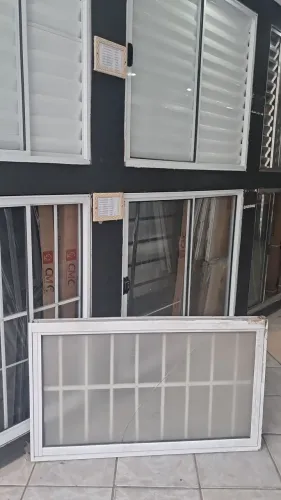 Janela maxim-ar 60x100 com grade Linha 25