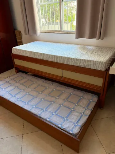 Cama de solteiro com bicama embutido de ceregeira