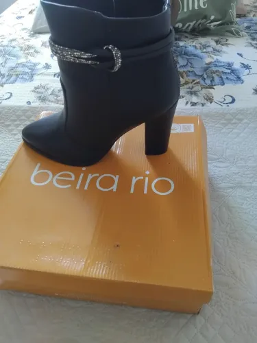 Vende-se uma bota feminina número 39 nova