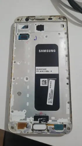 Celular J7 para retirada de peça