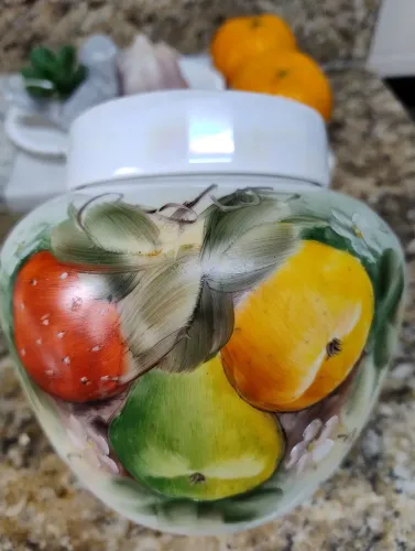 Vendo lindíssima peça em porcelana pintada a mão! Pintura encantadora!