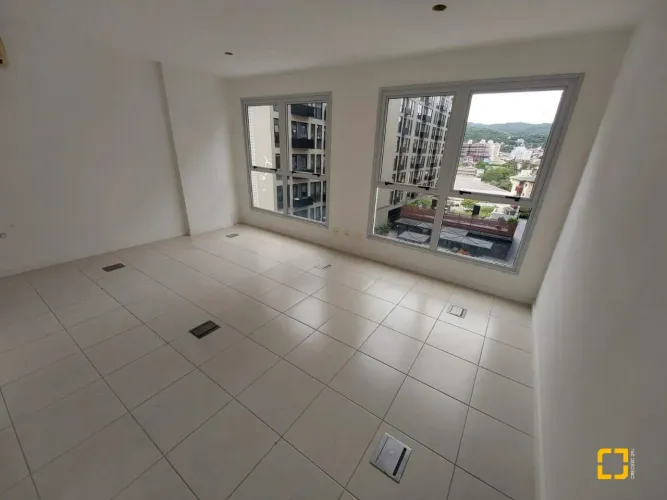 sala comercial à venda na Trindade com garagem em ótima localização