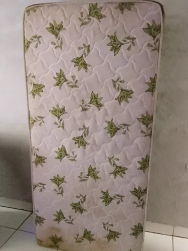 Cama box solteiro usada. R$120,00