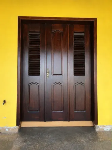 Porta de madeira de 03 folhas