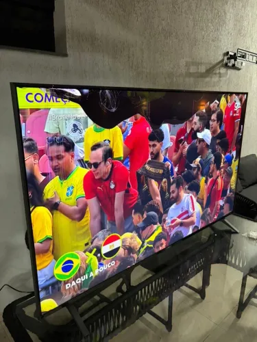 Vendo tv nova na caixa com um pequeno defeito na tela 65 polegadas